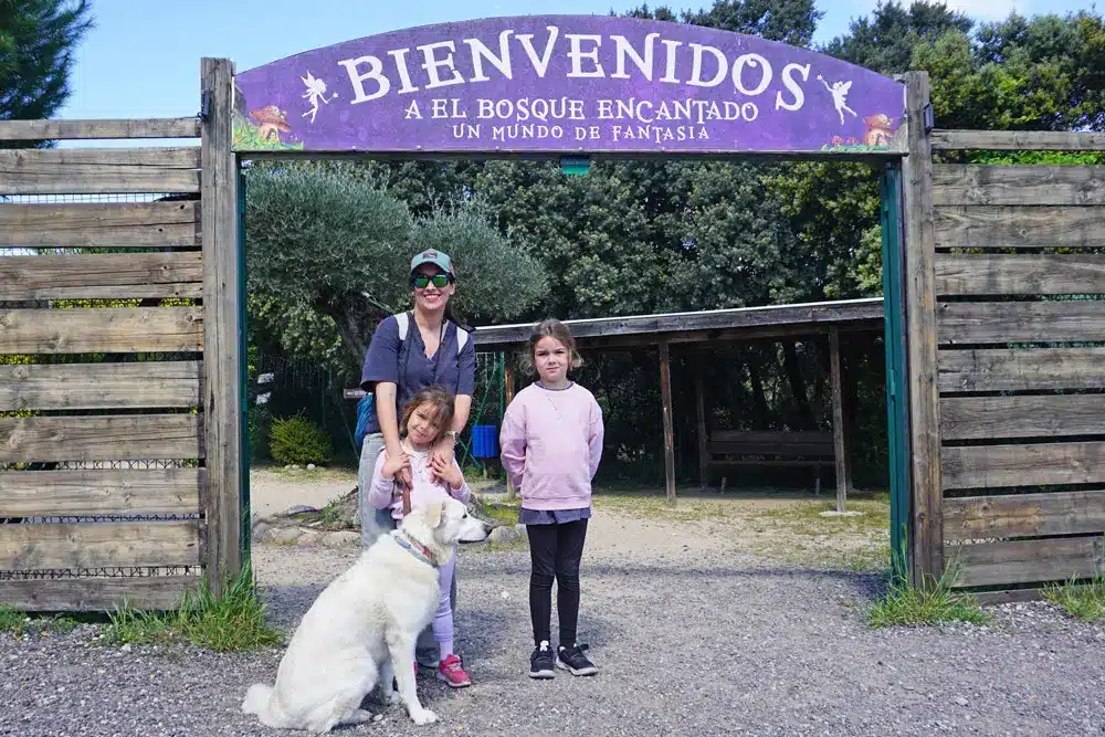 El Bosque Encantado de Madrid: una aventura en familia cerca de Madrid 1 Entrada principal a El Bosque Encantado de Madrid en San Martín de Valdeiglesias, con cartel de bienvenida y visitantes