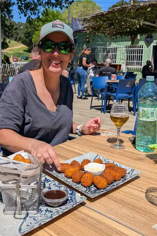 El Bosque Encantado de Madrid: una aventura en familia cerca de Madrid 5 Comida al aire libre cerca El Bosque Encantado de San Martín de Valdeiglesias, Madrid con croquetas y cerveza bajo el sol