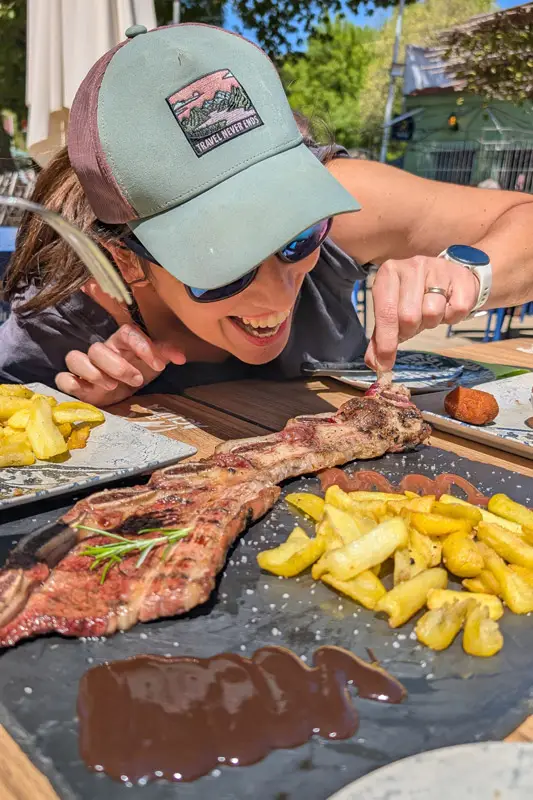 El Bosque Encantado de Madrid: una aventura en familia cerca de Madrid 6 Disfrutando de churrasco a la brasa con patatas en una terraza cerca de El Bosque Encantado de San Martín de Valdeiglesias, Madrid