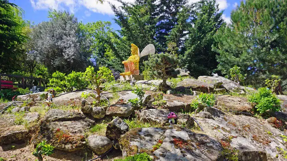 El Bosque Encantado de Madrid: una aventura en familia cerca de Madrid 2 Zona elevada con esculturas de hadas y bonsáis en El Bosque Encantado de San Martín de Valdeiglesias, Madrid