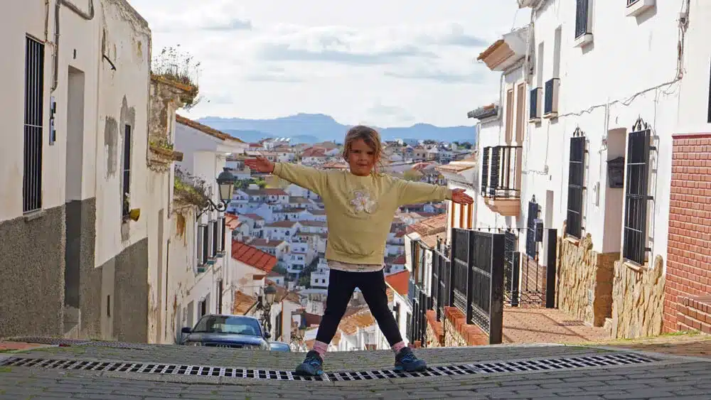 El Museo de la Miel de Colmenar: una dulce aventura en familia 14 Niña posando en calle empinada de Colmenar tras visitar el Museo de la Miel