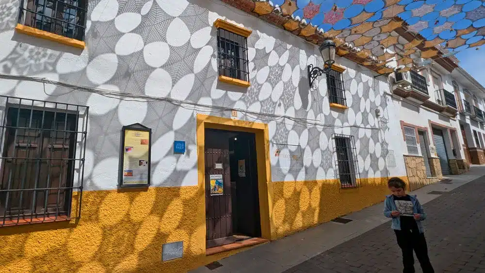 El Museo de la Miel de Colmenar: una dulce aventura en familia 2 Exterior of Museo de la Miel with decorative shade and signage