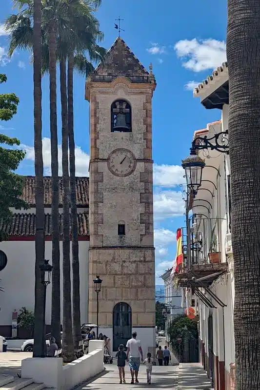 Cártama con niños: una escapada familiar cerquita de Málaga que te sorprenderá 15 Paseo familiar por las calles del casco antiguo de Cártama con la torre del reloj de fondo