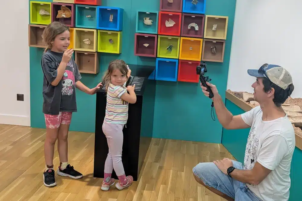 Cártama con niños: una escapada familiar cerquita de Málaga que te sorprenderá 10 Niñas participando en actividades educativas y creativas en un museo de Cártama con niños