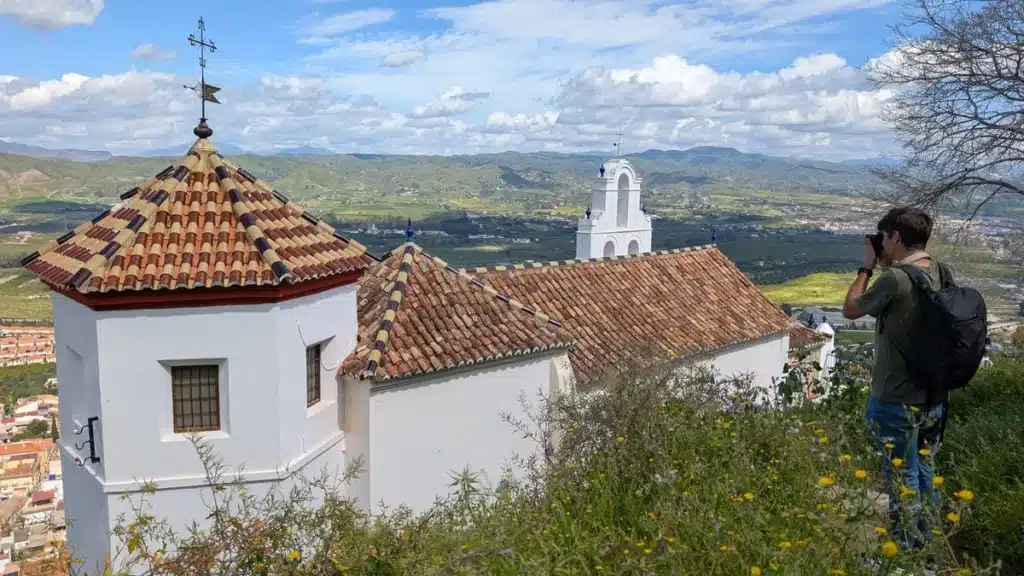Cártama con niños: una escapada familiar cerquita de Málaga que te sorprenderá 8 La subida a la Ermita de Cártama con niños