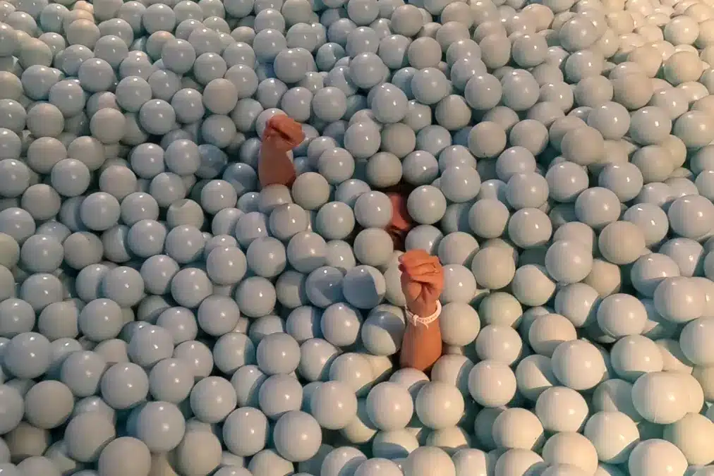 IKONO Madrid: una aventura inmersiva para despertar tu creatividad en familia 2 Lucía sumergido en piscina de bolas blancas en Ikono Madrid con niños, diversión inmersiva garantizada.