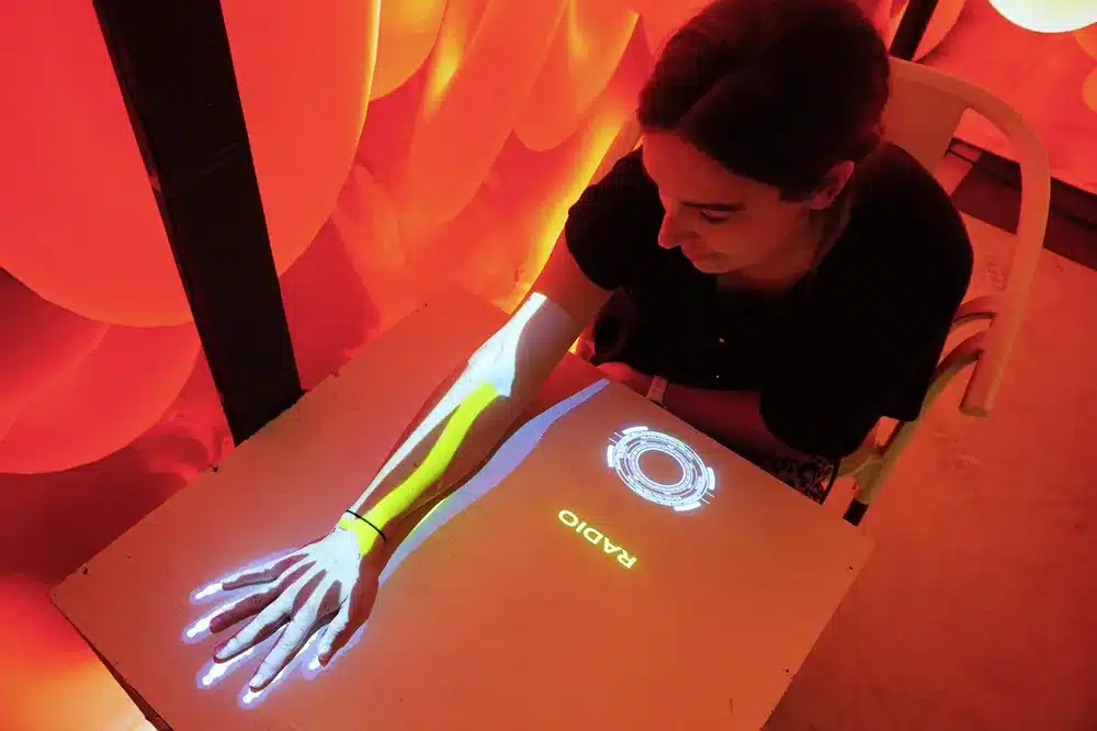 La exposición Bodies Evolution en Málaga: explora el cuerpo humano en familia 8 Proyección educativa sobre el brazo humano en exhibición interactiva de Bodies en Málaga