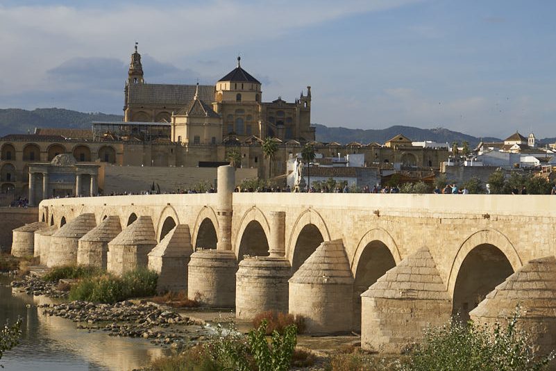 puente-romano-Córdoba con niños