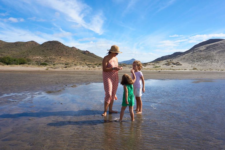 Playa de Monsúl San Jose con niños