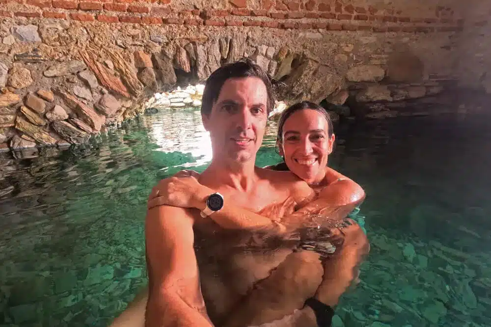 Los mejores planes acuáticos en Málaga y alrededores para refrescarte este verano 8 Pareja disfrutando de las aguas sulfurosas en el interior de los Baños de La Hedionda, un balneario natural con historia.