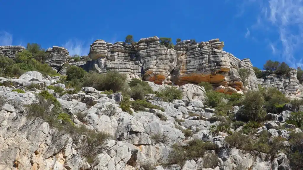 Los mejores planes acuáticos en Málaga y alrededores para refrescarte este verano 6 Formaciones rocosas cercanas a los Baños de La Hedionda, en plena naturaleza andaluza bajo un cielo azul intenso.