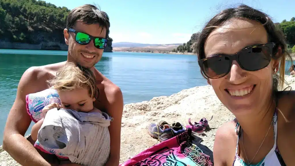 Las mejores pozas y ríos para ir con niños en Málaga 10 Familia disfrutando en el embalse de Guadalhorce en Ardales, un plan perfecto para el verano con niños en plena naturaleza.