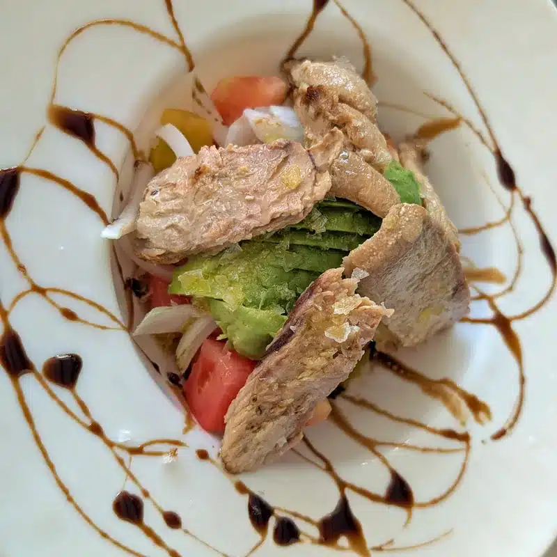 Qué ver en Fuente de Piedra: naturaleza, flamencos y planes curiosos 16 Ensalada de ventresca y aguacate en la taberna de Joaquín en Fuente de Piedra