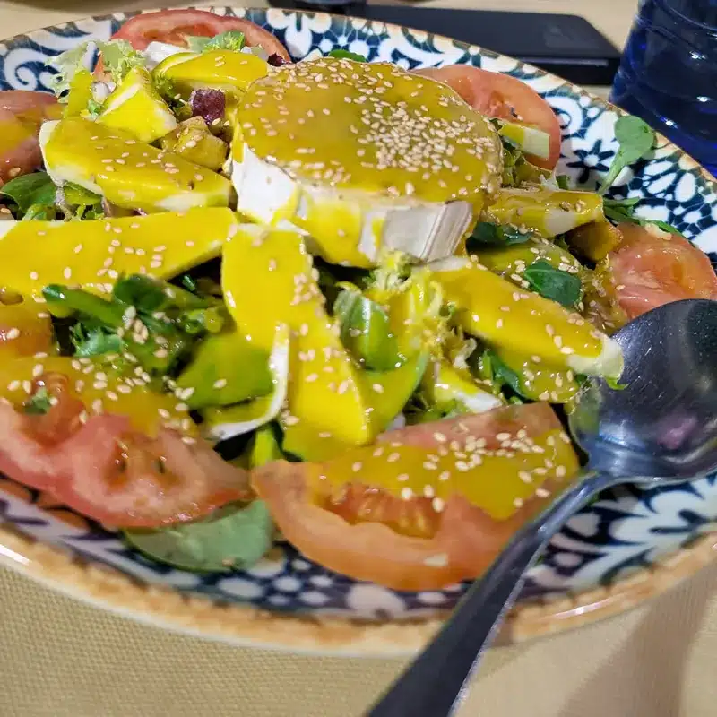 Qué ver en Fuente de Piedra: naturaleza, flamencos y planes curiosos 21 Ensalada con queso de cabra y mango en el bar Tejada en de Fuente de Piedra