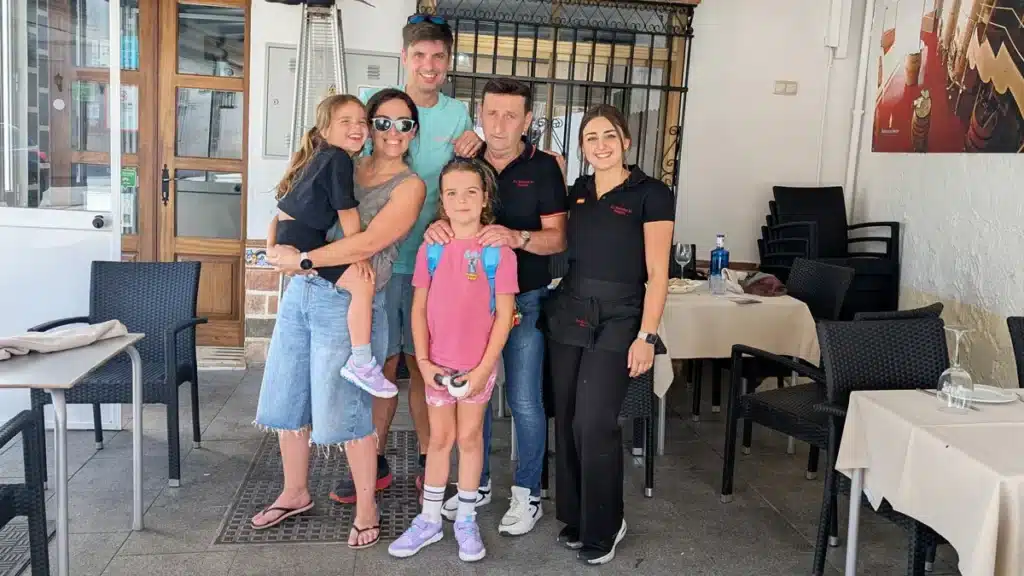 Qué ver en Fuente de Piedra: naturaleza, flamencos y planes curiosos 19 Familia con Joaquín y camarera en la taberna de joaquín, un restaurante típico de Fuente de Piedra