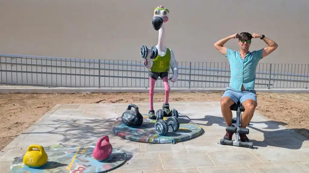 Qué ver en Fuente de Piedra: naturaleza, flamencos y planes curiosos 13 Padre simulando el flamenco de gimnasia en Fuente de Piedra