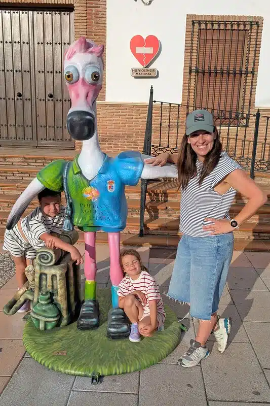 Qué ver en Fuente de Piedra: naturaleza, flamencos y planes curiosos 12 Flamenco enfrente ayuntamiento de Fuente de Piedra