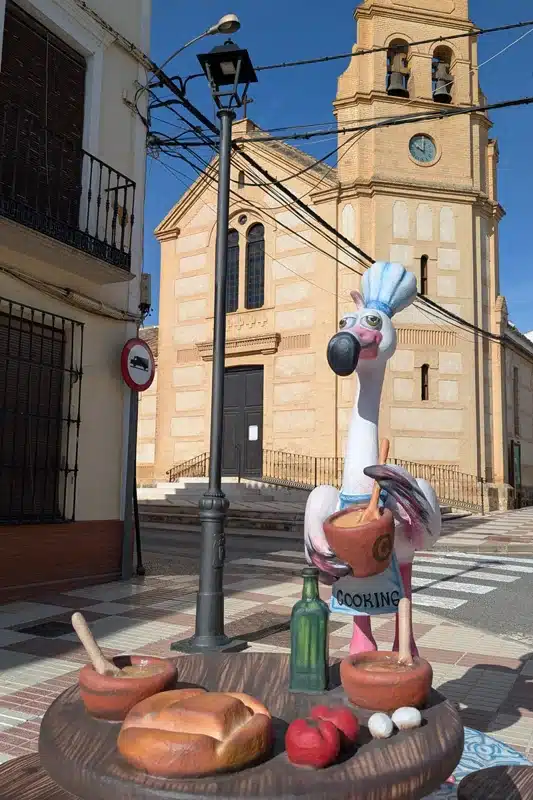 Qué ver en Fuente de Piedra: naturaleza, flamencos y planes curiosos 10 Flamenco cocinero frente a iglesia de Fuente de Piedra
