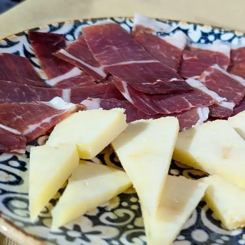 Qué ver en Fuente de Piedra: naturaleza, flamencos y planes curiosos 20 Tabla de jamón ibérico y queso manchego en el bar Tejada en Fuente de Piedra