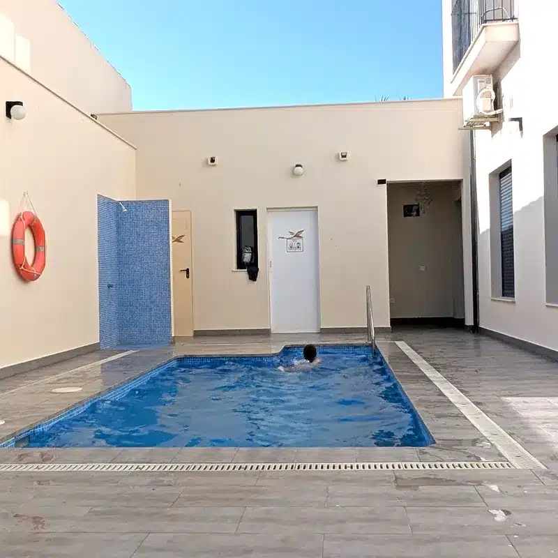 Qué ver en Fuente de Piedra: naturaleza, flamencos y planes curiosos 25 Piscina de los apartamentos la laguna en Fuente de Piedra ideal para familias