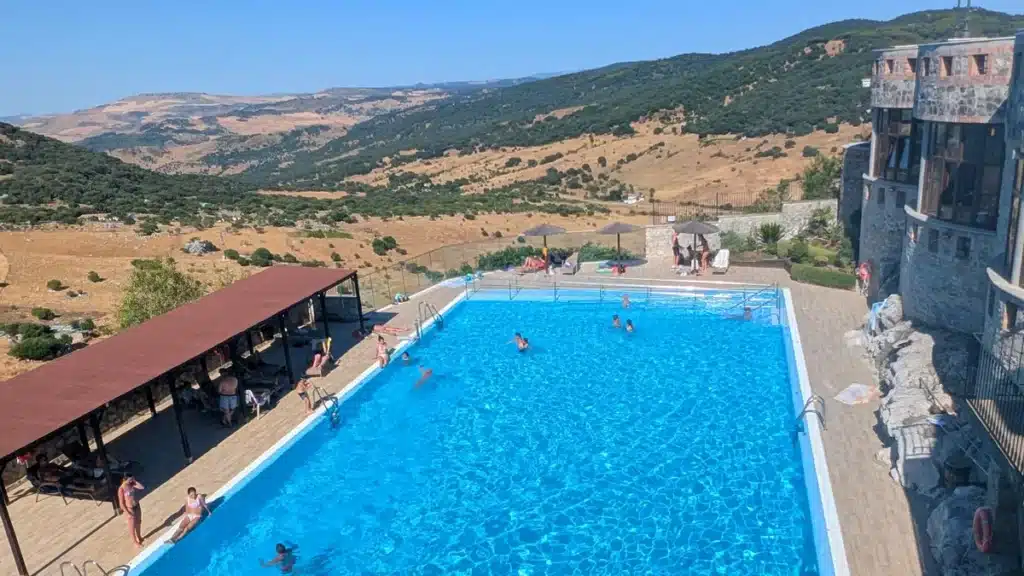 Piscinas de Andalucía para un verano diferente: naturales, municipales y escondidas 1 Playa piscina municipal
