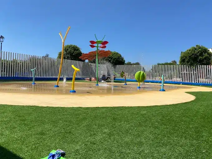 Los mejores parques de agua infantiles de Málaga (gratis o muy baratos) para refrescarse en familia 5 Parque acuático infantil de Casares Costa