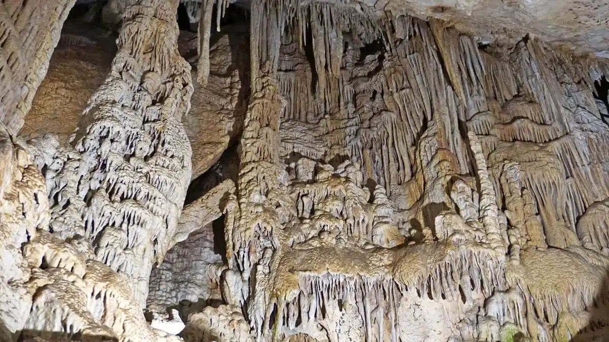 Qué ver en la Subbética Cordobesa con niños 16 El interior de la cueva de los Murciélagos, Zuheros Subbética Cordobesa.