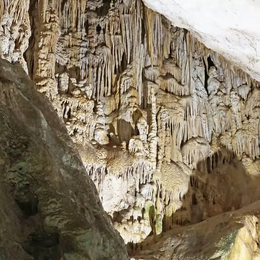 Qué ver en la Subbética Cordobesa con niños 17 El interior de la cueva de los Murciélagos, Zuheros Subbética Cordobesa.