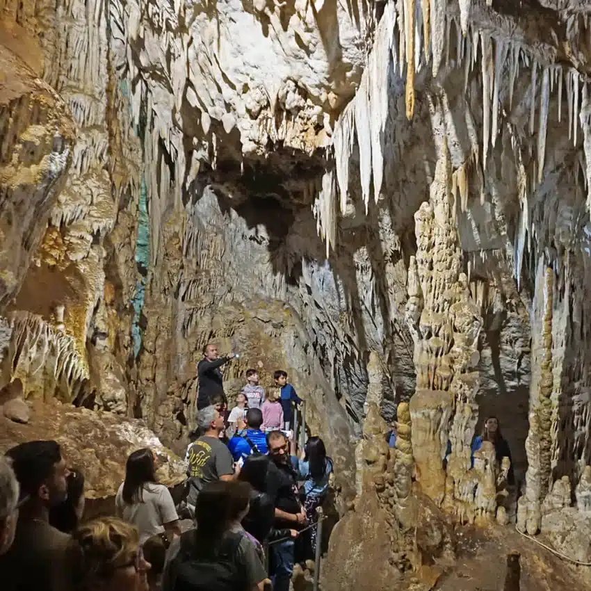 Qué ver en la Subbética Cordobesa con niños 18 El interior de la cueva de los Murciélagos, Zuheros Subbética Cordobesa.