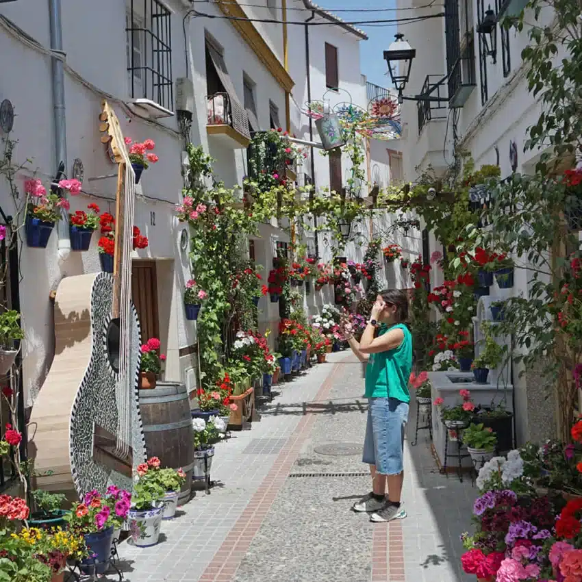 Qué ver en la Subbética Cordobesa con niños 21 La calle de las flores en Doña Mencía, la Subbética Cordobesa