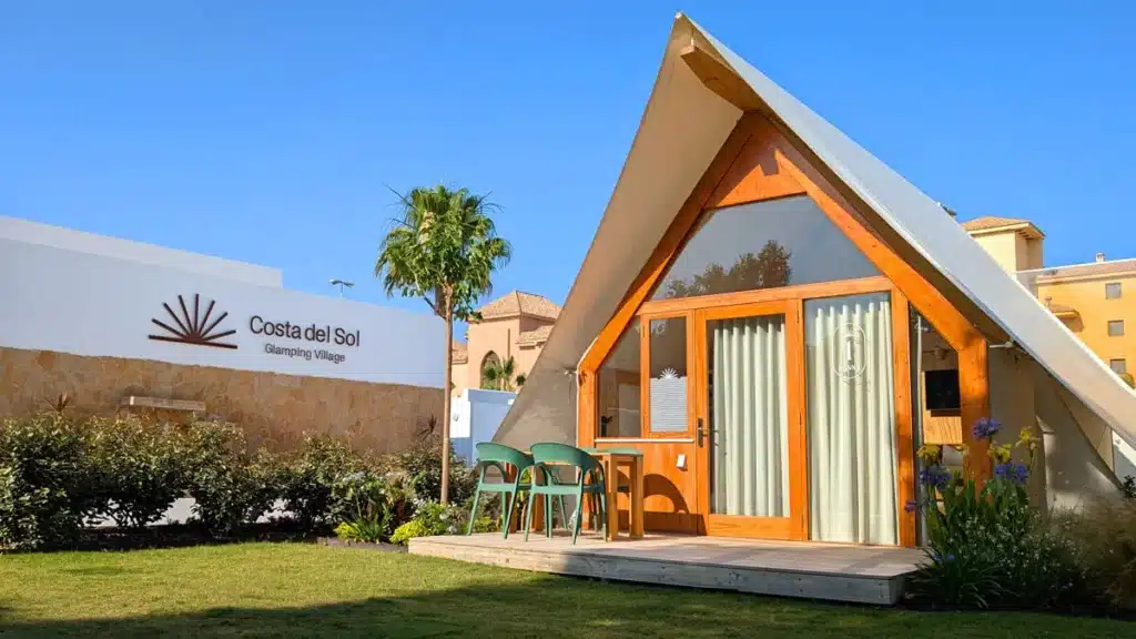 Dónde dormir en Andalucía con niños: nuestra experiencia en familia 11 Entrada principal del Glamping Village Costa del Sol con diseño acogedor y moderno.