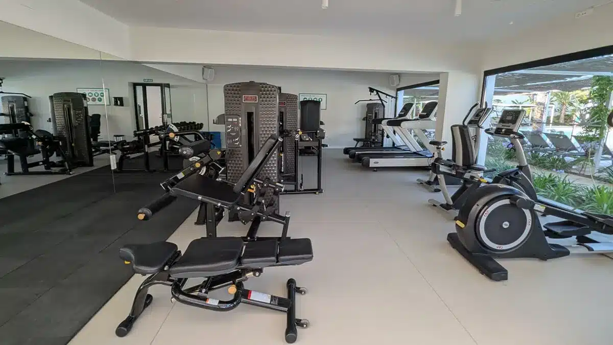 Costa del Sol Glamping Village 6 Gimnasio completo en Costa del Sol Glamping Village con máquinas de entrenamiento modernas.