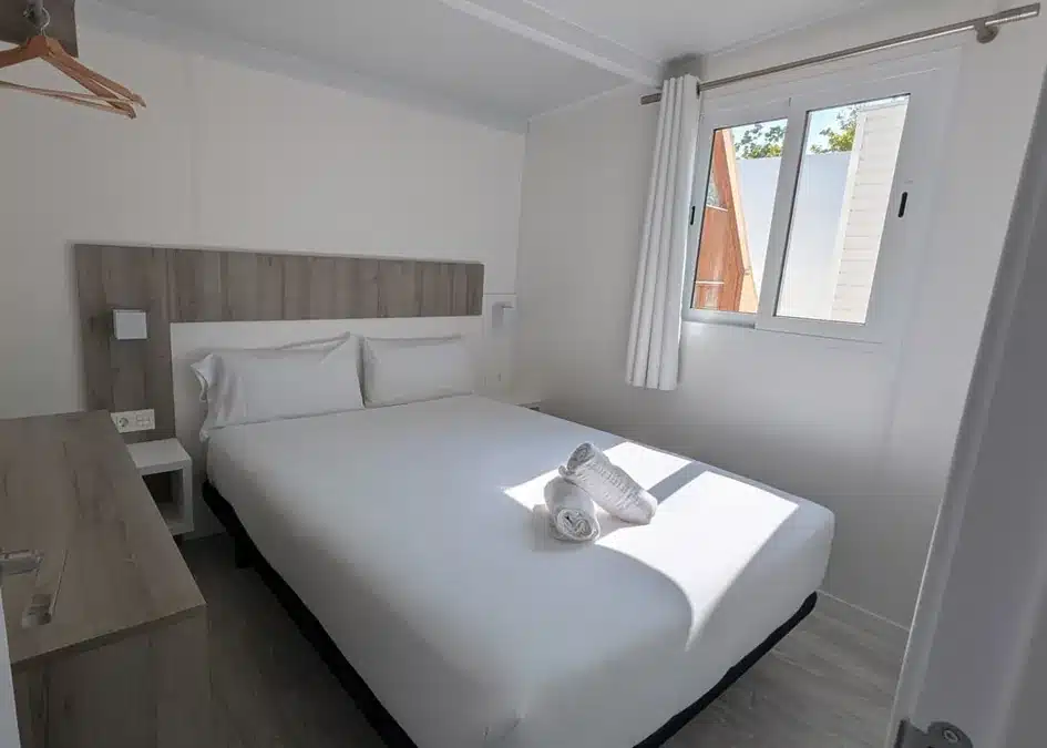 Costa del Sol Glamping Village 4 Detalle decorativo de la cama en una cabaña de Costa del Sol Glamping Village.