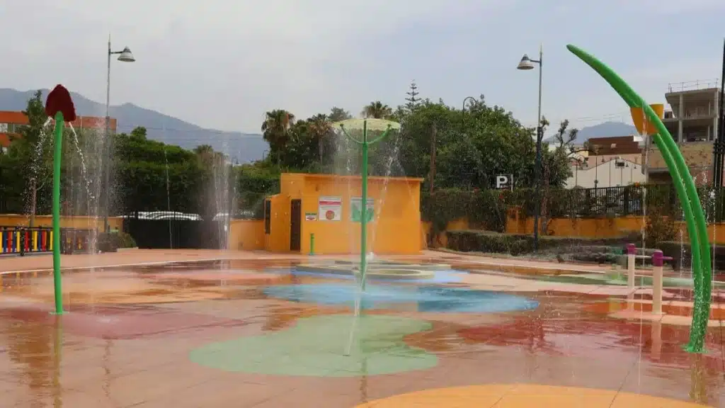 Los mejores parques de agua infantiles de Málaga (gratis o muy baratos) para refrescarse en familia 2 Parque de agua infantil de Las Cañadas en Mijas, zona de juegos acuáticos para niños en verano