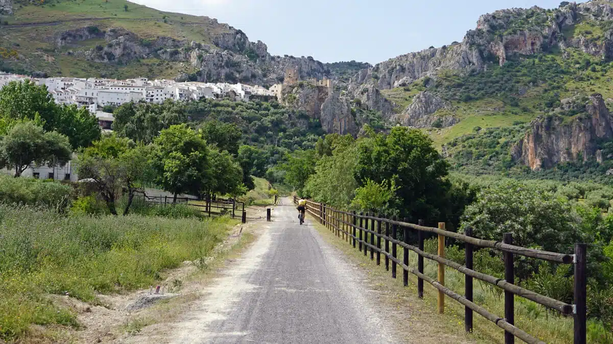 12+1 escapadas de otoño en Andalucía 🍂 planes en familia que te van a encantar 13 Zuheros desde la vía del aceite en la Subbética Cordobesa
