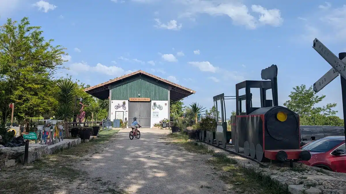 Qué ver en la Subbética Cordobesa con niños 28 Centro de cicloturismo de via verde del aceite en Doña Mencía.