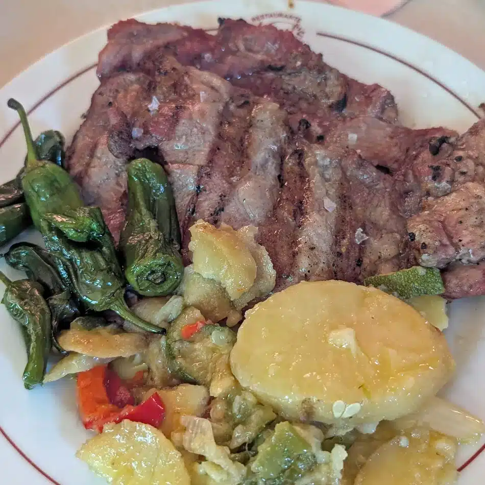 Qué ver en la Subbética Cordobesa con niños 12 Plato típico cordobés en restaurante de Doña Mencía inspirado en vagones de tren