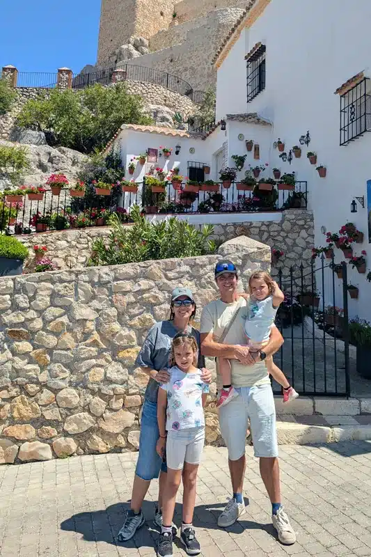 Qué ver en la Subbética Cordobesa con niños 7 Familia en los balcones del castillo de Luque en la Subbética Cordobesa