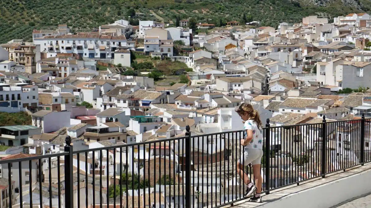 Qué ver en la Subbética Cordobesa con niños 1 Niña mirando el pueblo de Luque en la Subbética Cordobesa.