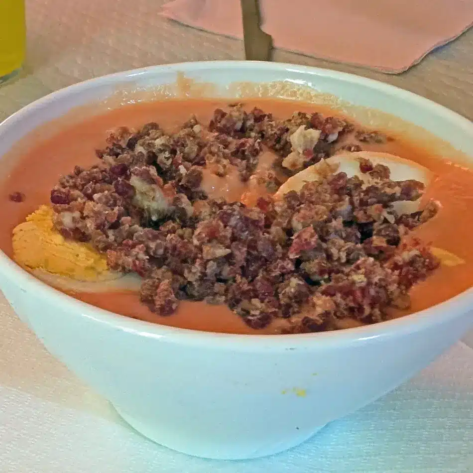 Qué ver en la Subbética Cordobesa con niños 11 Plato de salmorejo cordobés con huevo y jamón en Doña Mencía