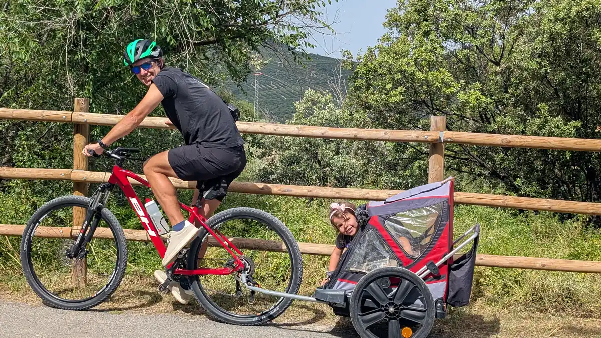 Qué ver en la Subbética Cordobesa con niños 29 Ruta en bicicleta por la Vía Verde del Aceite con remolque infantil