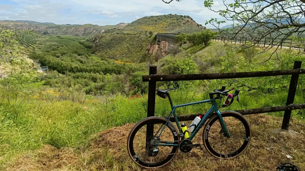Bicicleta en la Vía Verde del Aceite con vistas a los paisajes de la Subbética Cordobesa, Bloguera Viajera