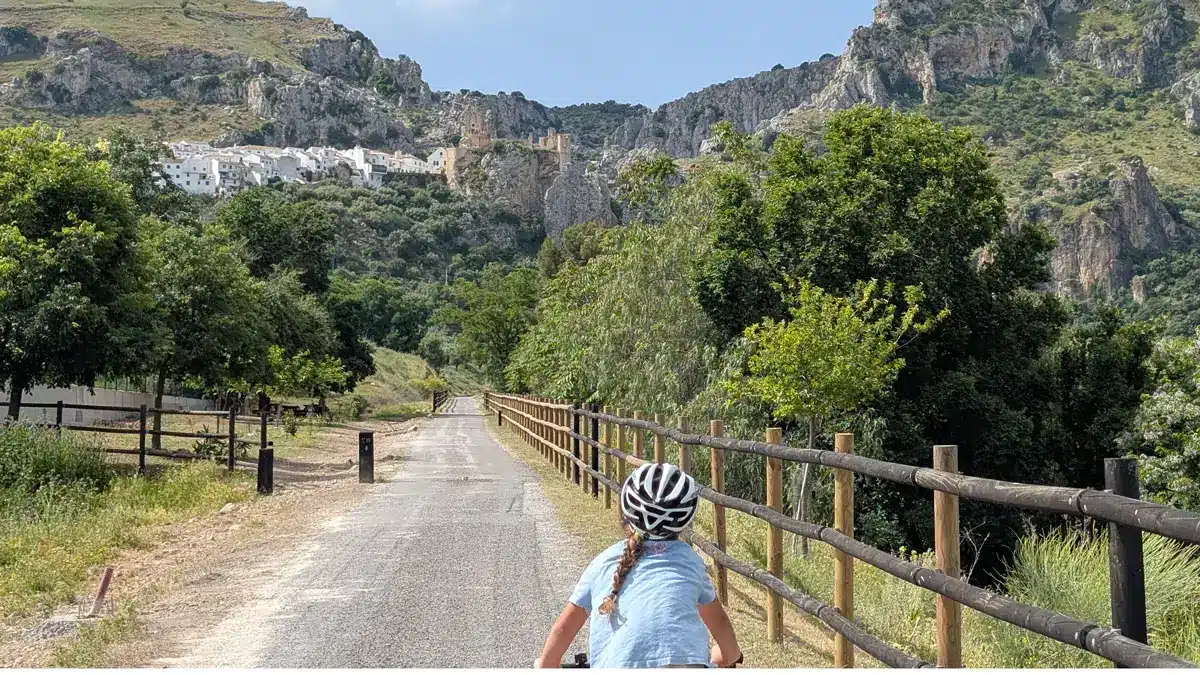 Qué ver en la Subbética Cordobesa con niños 25 Ciclismo en familia en la Vía Verde del Aceite en la Subbética Cordobesa
