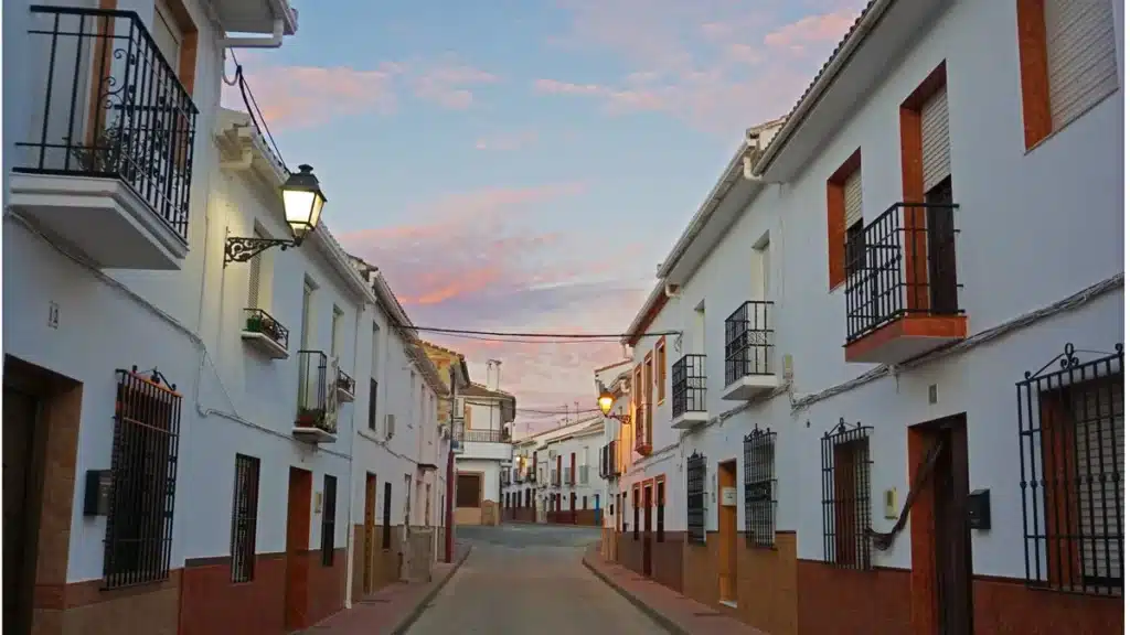 Cuevas del Becerro: naturaleza, tradición y estrellas en el corazón de Málaga 3 Amanecer por las calles de Cuevas del Becerro