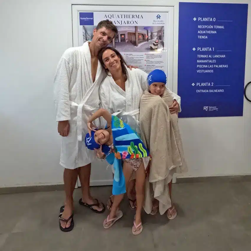 Lanjarón: qué ver en el Pueblo del Agua de la Alpujarra 8 familia preparada para disfruta del Balneario de Lanjarón