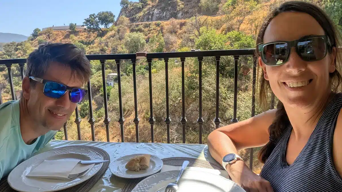 Istán: el manantial de la Costa del Sol 3 Comiendo juntos en la terraza del bar entresierras Istán