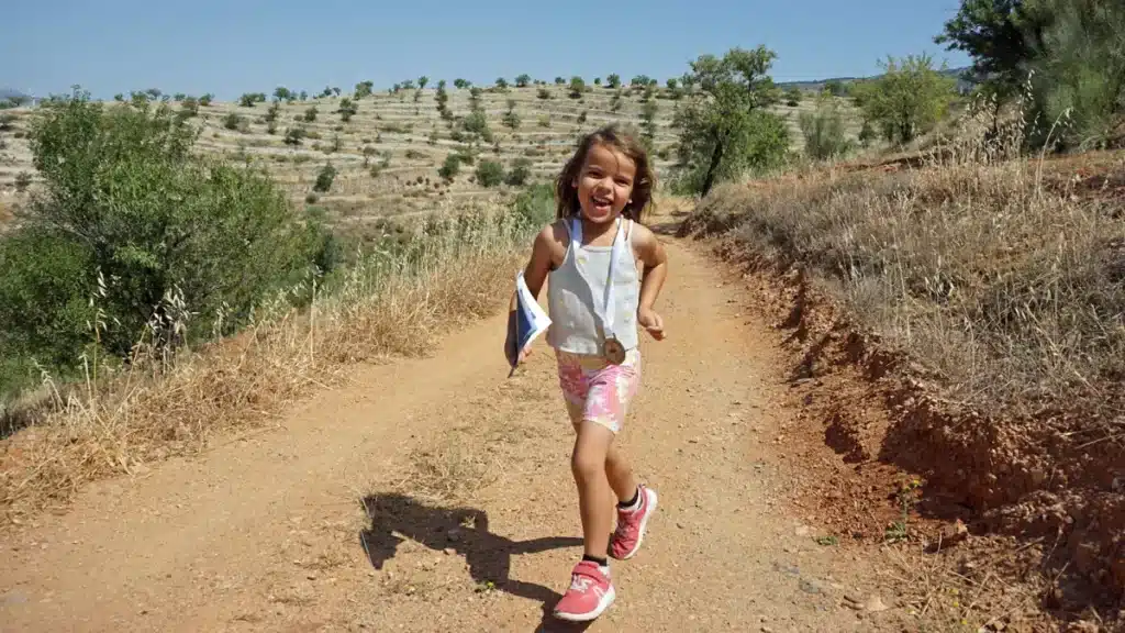 Lanjarón: qué ver en el Pueblo del Agua de la Alpujarra 17 niña disfrutando de senderismo en Lanjarón