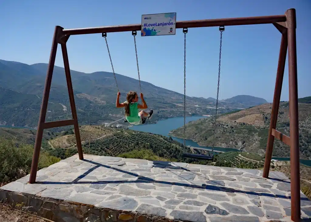 Lanjarón: qué ver en el Pueblo del Agua de la Alpujarra 20 El columpio gigante Lanjarón