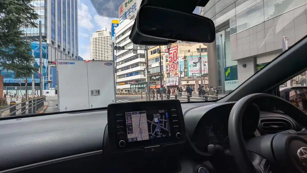 Alquilar coche en Japón: nuestra experiencia 1 Vista desde el interior de un coche circulando por las calles de Tokio, Japón. Alquilar coche en Japón