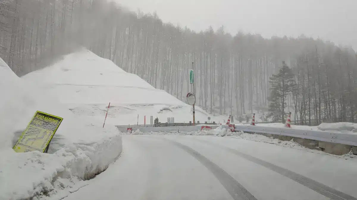 Alquilar coche en Japón: nuestra experiencia 8 Conduciendo un coche de alquiler por una carretera con nieve en Japón.